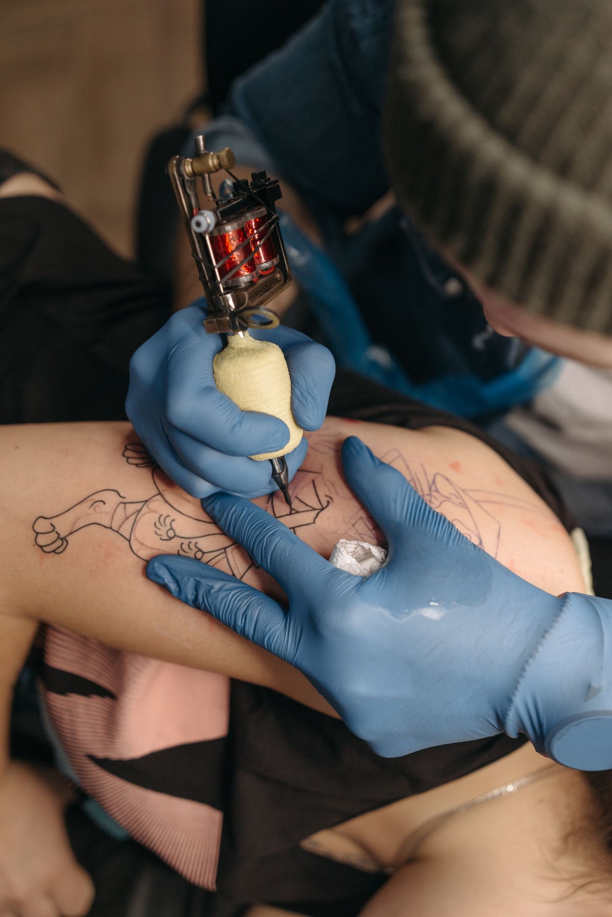 Tattoo artist working with a tattoo machine for a Los Angeles tattoo cost guide