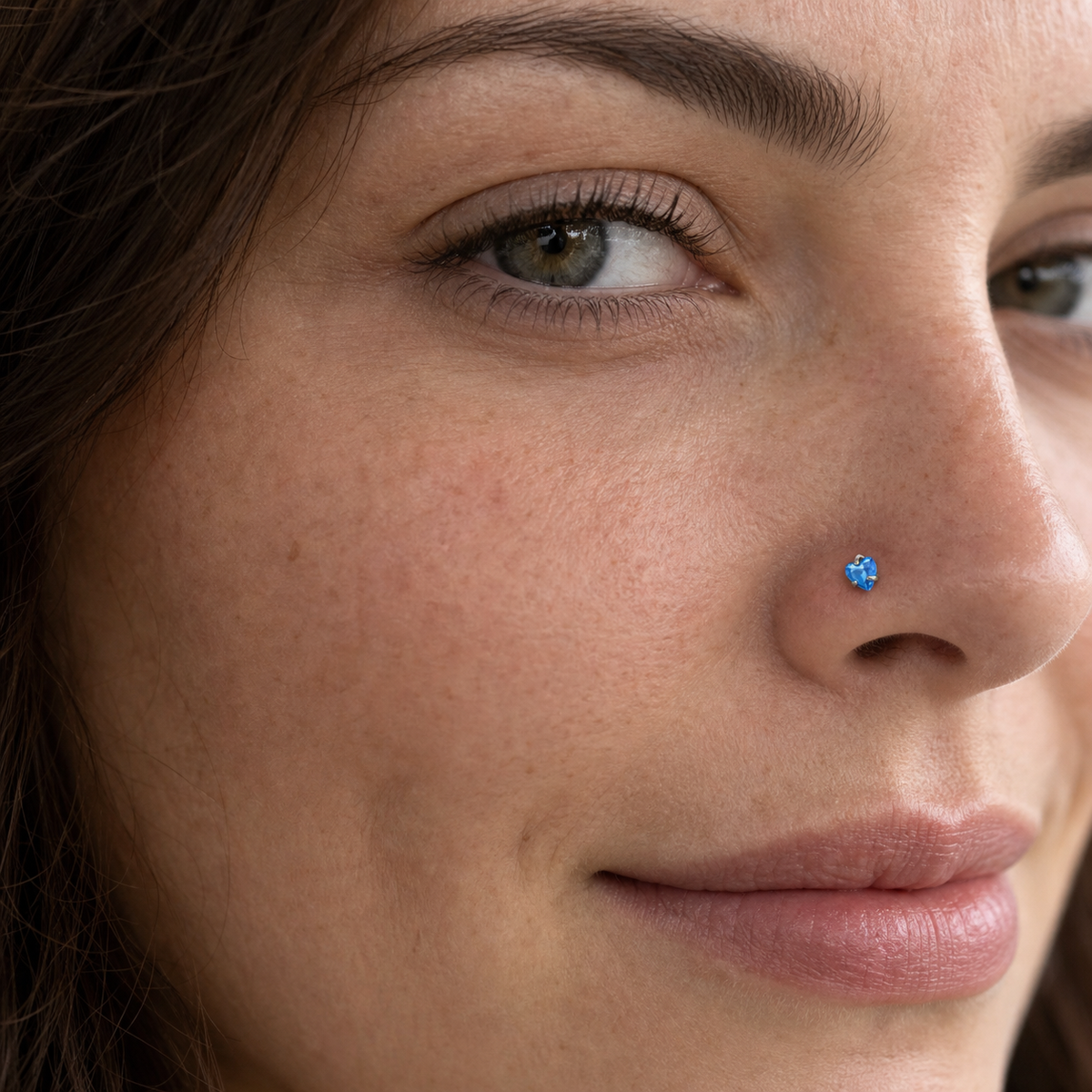 [TOPOSH-ROLE-ORDER-CLEANUP-20260717-BATCH09:TP-NS-L-SIL-20G6-T3-LBL-028:02] Heart Light Blue Titanium L-Bend Nose Stud – Silver | 02_model_white