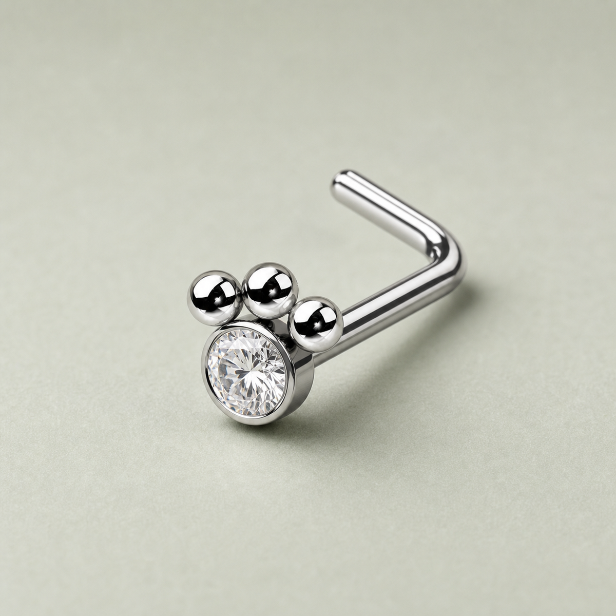 [TOPOSH-ROLE-ORDER-CLEANUP-20260717-BATCH11:TP-NS-L-SIL-20G7-CLCZ-036:01] Trinity Clear CZ Titanium L-Bend Nose Stud – Silver | 01_primary_product_bg
