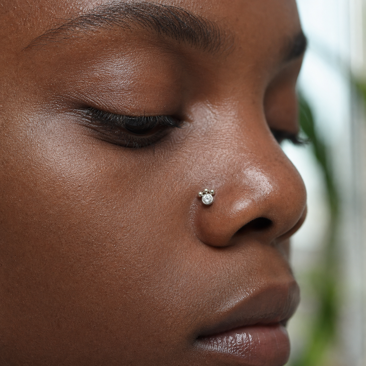 [TOPOSH-ROLE-ORDER-CLEANUP-20260717-BATCH11:TP-NS-L-SIL-20G7-CLCZ-036:03] Trinity Clear CZ Titanium L-Bend Nose Stud – Silver | 03_model_black