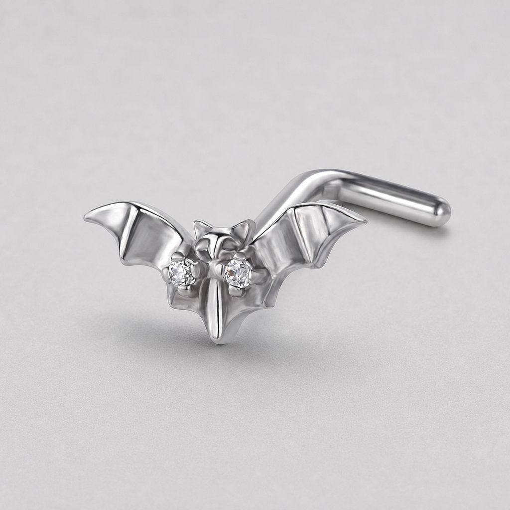[TOPOSH-ROLE-ORDER-CLEANUP-20260717-BATCH09:TP-NS-L-SIL-20G7-PLN-001-NS012:01] Bat Titanium L-Bend Nose Stud – Silver | 01_primary_product_bg
