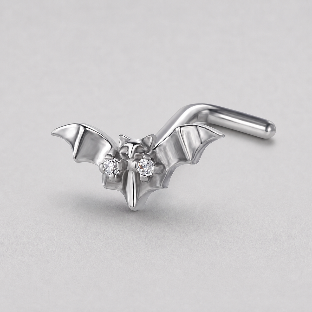 [TOPOSH-ROLE-ORDER-CLEANUP-20260717-BATCH09:TP-NS-L-SIL-20G7-PLN-001-NS012:01] Bat Titanium L-Bend Nose Stud – Silver | 01_primary_product_bg
