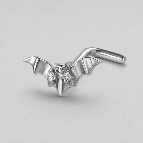 [TOPOSH-ROLE-ORDER-CLEANUP-20260717-BATCH09:TP-NS-L-SIL-20G7-PLN-001-NS012:01] Bat Titanium L-Bend Nose Stud – Silver | 01_primary_product_bg