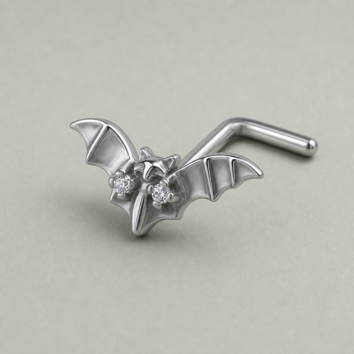 [TOPOSH-ROLE-ORDER-CLEANUP-20260717-BATCH09:TP-NS-L-SIL-20G7-PLN-001-NS012:05] Bat Titanium L-Bend Nose Stud – Silver | 05_product_angles