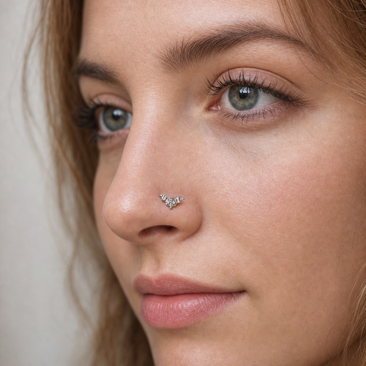 [TOPOSH-ROLE-ORDER-CLEANUP-20260717-BATCH09:TP-NS-L-SIL-20G7-PLN-001-NS012:02] Bat Titanium L-Bend Nose Stud – Silver | 02_model_white