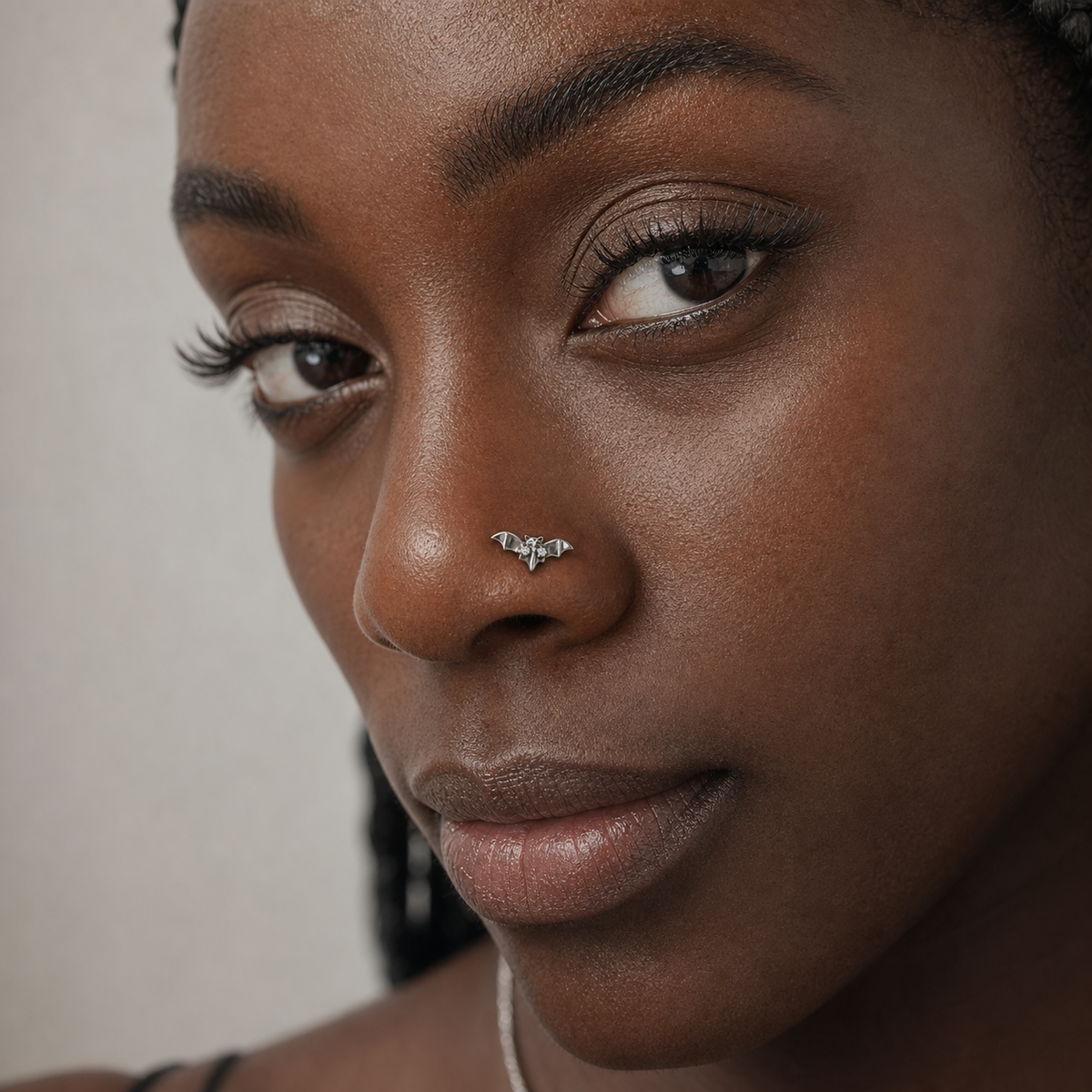 [TOPOSH-ROLE-ORDER-CLEANUP-20260717-BATCH09:TP-NS-L-SIL-20G7-PLN-001-NS012:03] Bat Titanium L-Bend Nose Stud – Silver | 03_model_black