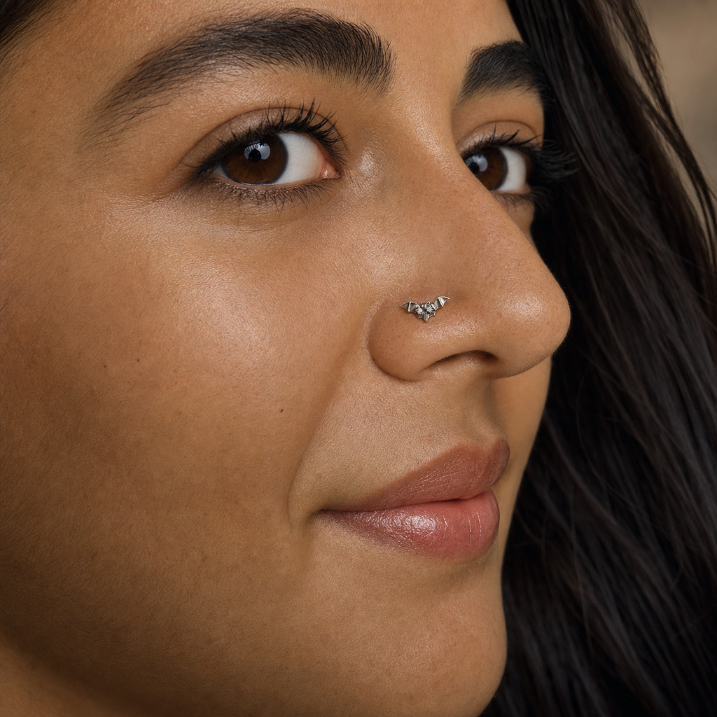 [TOPOSH-ROLE-ORDER-CLEANUP-20260717-BATCH09:TP-NS-L-SIL-20G7-PLN-001-NS012:04] Bat Titanium L-Bend Nose Stud – Silver | 04_model_asian