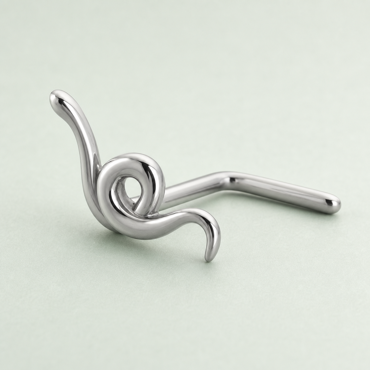 [TOPOSH-ROLE-ORDER-CLEANUP-20260717-BATCH10:TP-NS-L-SIL-20G7-PLN-001-NS016:01] Swirl Titanium L-Bend Nose Stud – Silver | 01_primary_product_bg