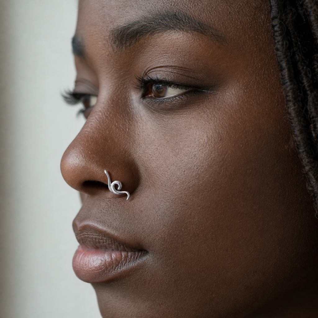 [TOPOSH-ROLE-ORDER-CLEANUP-20260717-BATCH10:TP-NS-L-SIL-20G7-PLN-001-NS016:03] Swirl Titanium L-Bend Nose Stud – Silver | 03_model_black