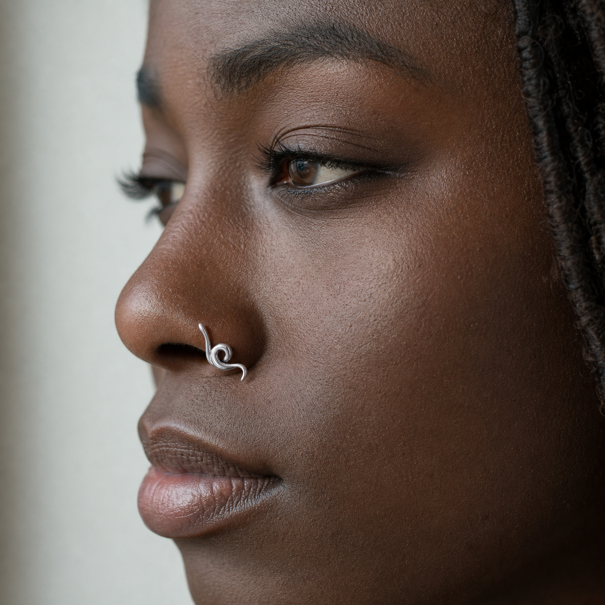 [TOPOSH-ROLE-ORDER-CLEANUP-20260717-BATCH10:TP-NS-L-SIL-20G7-PLN-001-NS016:03] Swirl Titanium L-Bend Nose Stud – Silver | 03_model_black