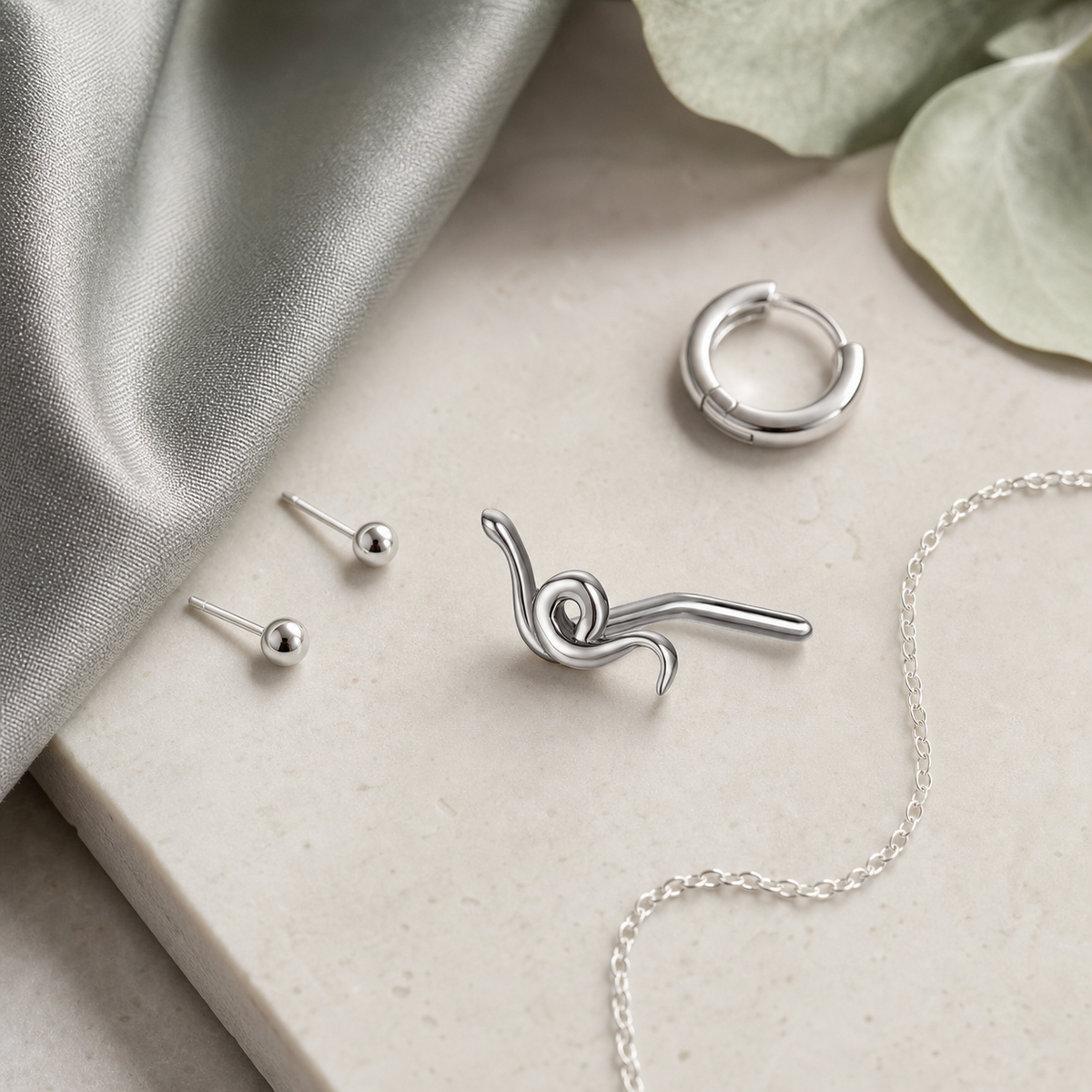 [TOPOSH-ROLE-ORDER-CLEANUP-20260717-BATCH10:TP-NS-L-SIL-20G7-PLN-001-NS016:06] Swirl Titanium L-Bend Nose Stud – Silver | 06_accessory_flatlay