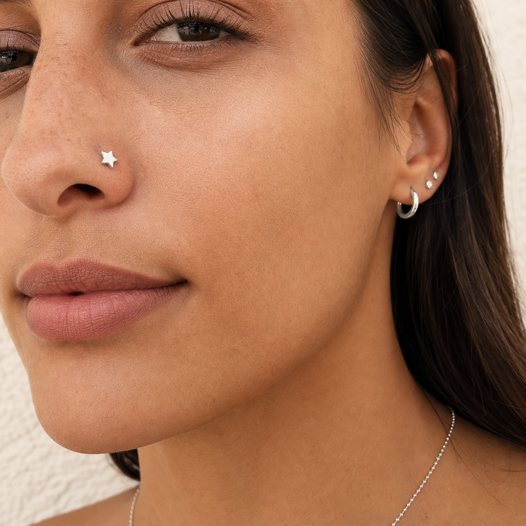 [TOPOSH-ROLE-ORDER-CLEANUP-20260717-BATCH10:TP-NS-L-SIL-20G7-PLN-031:04] Star Titanium L-Bend Nose Stud – Silver | 04_model_asian