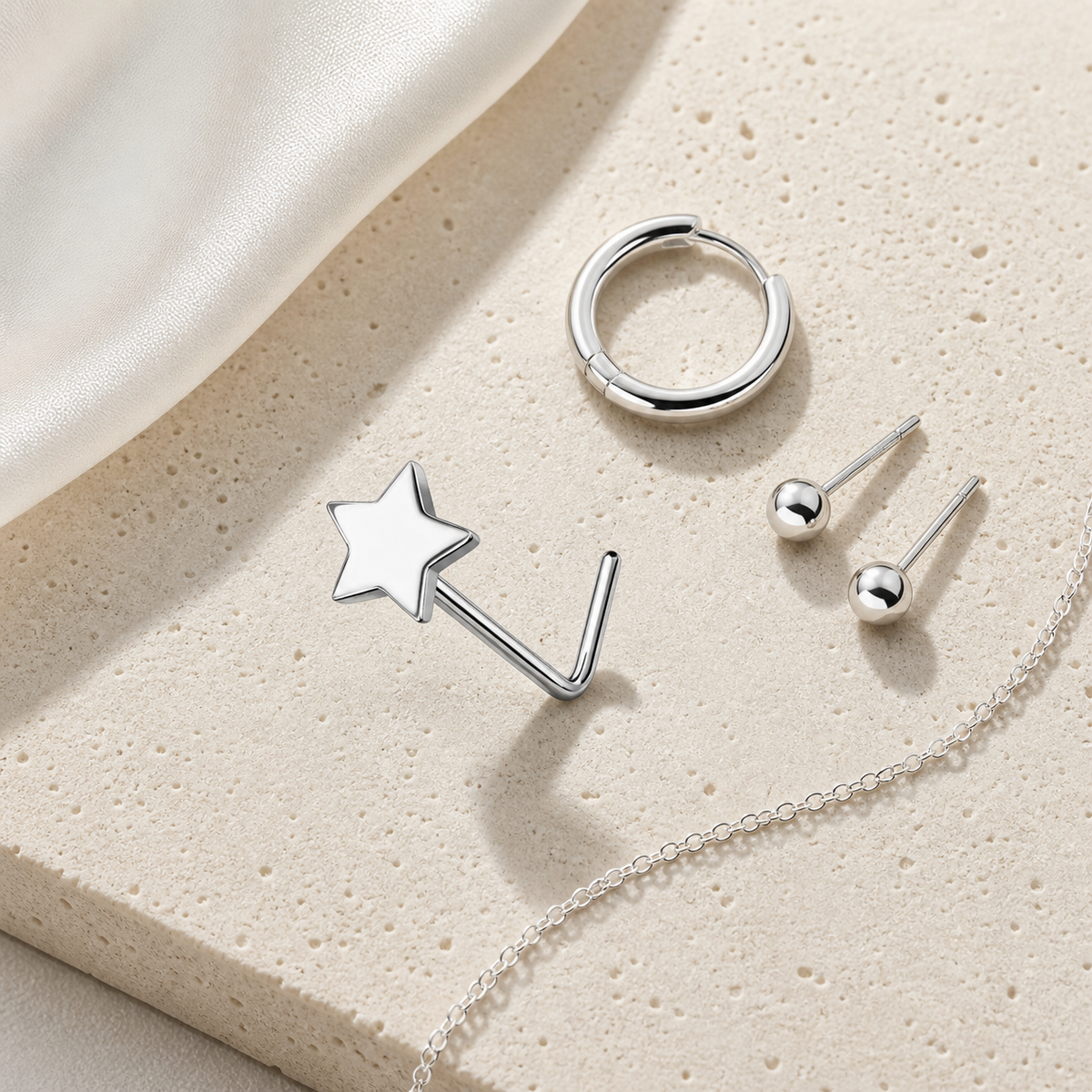[TOPOSH-ROLE-ORDER-CLEANUP-20260717-BATCH10:TP-NS-L-SIL-20G7-PLN-031:06] Star Titanium L-Bend Nose Stud – Silver | 06_accessory_flatlay