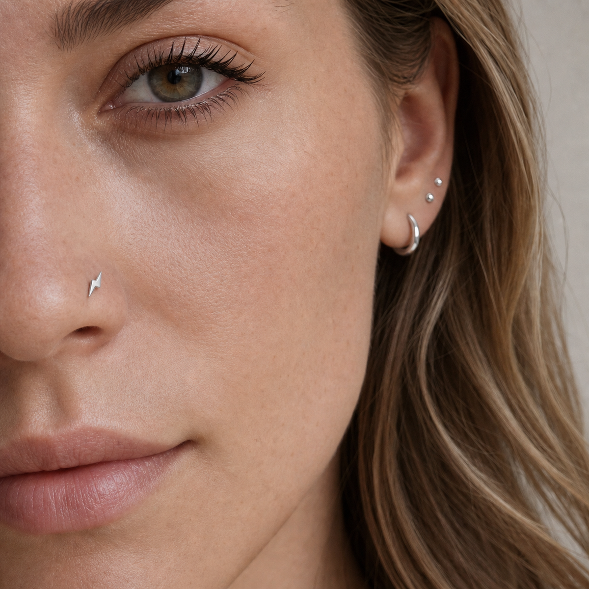 [TOPOSH-ROLE-ORDER-CLEANUP-20260717-BATCH10:TP-NS-L-SIL-20G7-PLN-041:02] Lightning Bolt Titanium L-Bend Nose Stud – Silver | 02_model_white