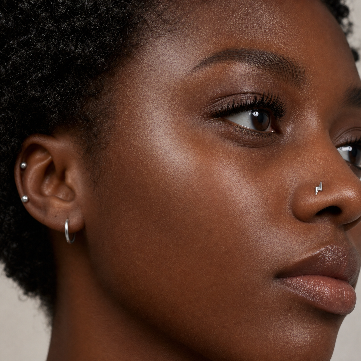 [TOPOSH-ROLE-ORDER-CLEANUP-20260717-BATCH10:TP-NS-L-SIL-20G7-PLN-041:03] Lightning Bolt Titanium L-Bend Nose Stud – Silver | 03_model_black