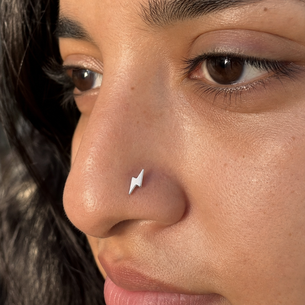 [TOPOSH-ROLE-ORDER-CLEANUP-20260717-BATCH10:TP-NS-L-SIL-20G7-PLN-041:04] Lightning Bolt Titanium L-Bend Nose Stud – Silver | 04_model_asian