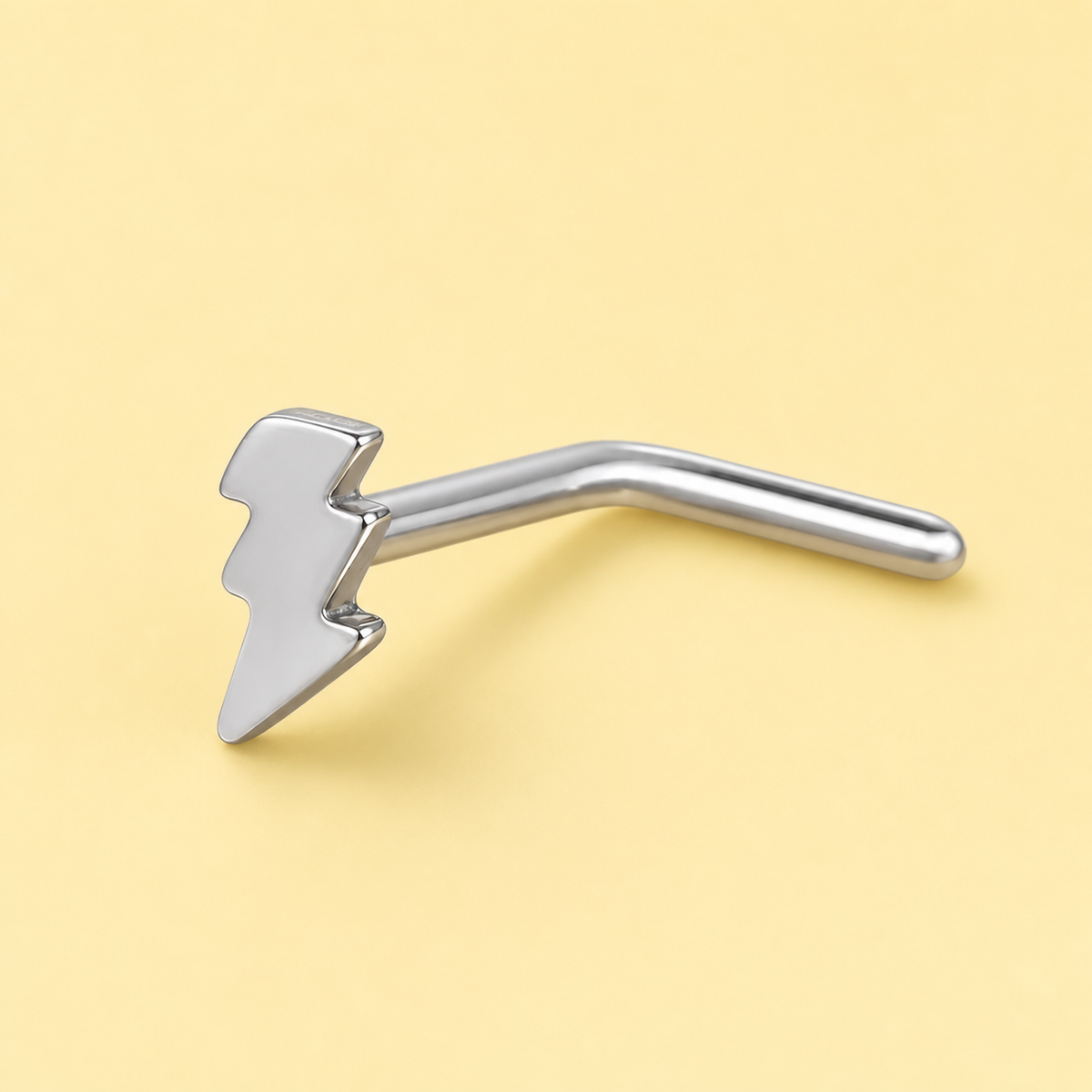 [TOPOSH-ROLE-ORDER-CLEANUP-20260717-BATCH10:TP-NS-L-SIL-20G7-PLN-122:01] Lightning Bolt Titanium L-Bend Nose Stud – Silver | 01_primary_product_bg