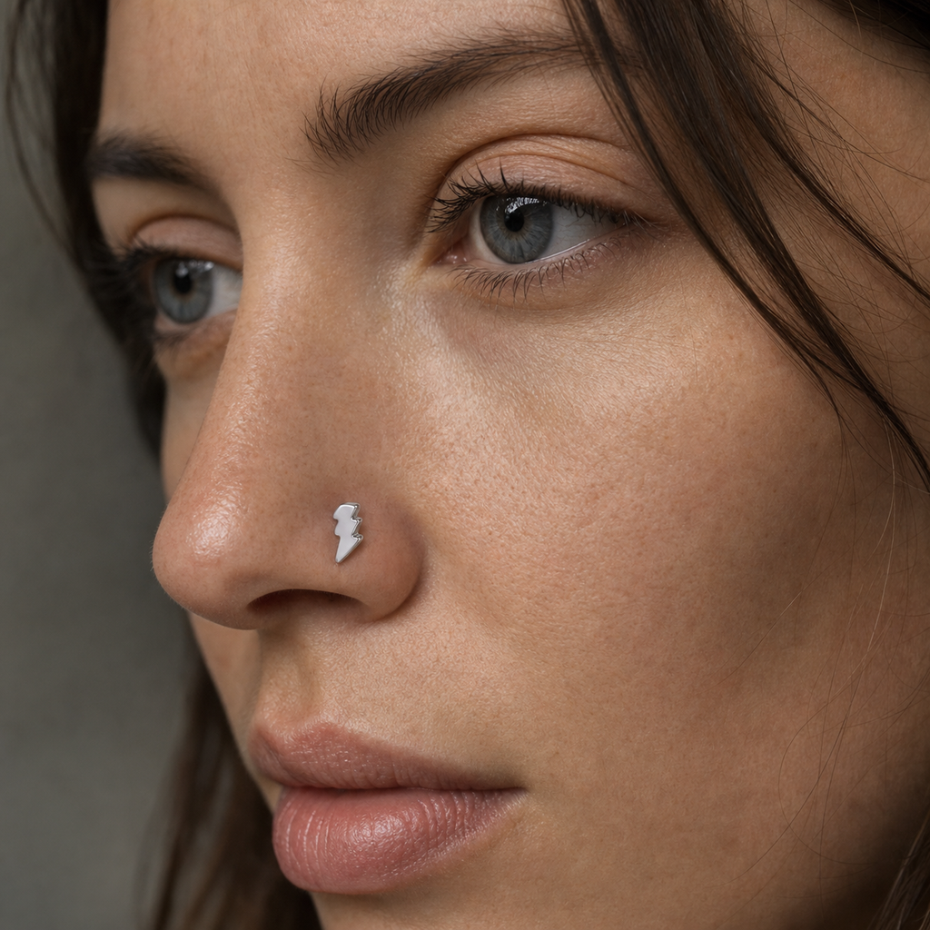 [TOPOSH-ROLE-ORDER-CLEANUP-20260717-BATCH10:TP-NS-L-SIL-20G7-PLN-122:02] Lightning Bolt Titanium L-Bend Nose Stud – Silver | 02_model_white