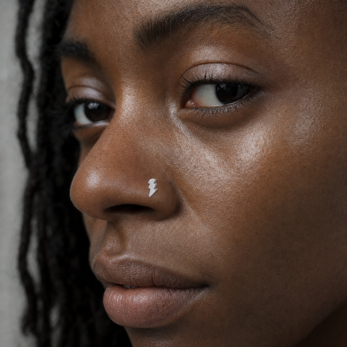 [TOPOSH-ROLE-ORDER-CLEANUP-20260717-BATCH10:TP-NS-L-SIL-20G7-PLN-122:03] Lightning Bolt Titanium L-Bend Nose Stud – Silver | 03_model_black