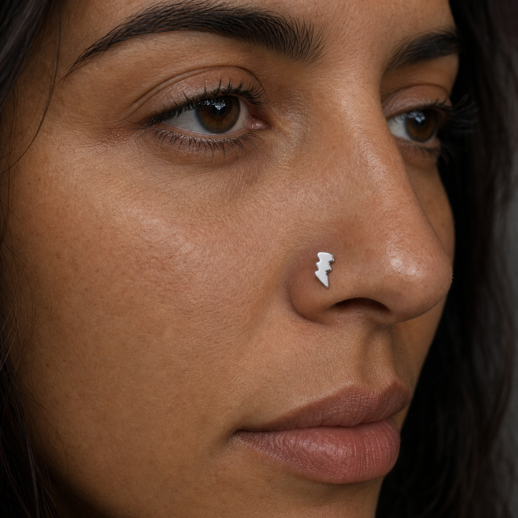 [TOPOSH-ROLE-ORDER-CLEANUP-20260717-BATCH10:TP-NS-L-SIL-20G7-PLN-122:04] Lightning Bolt Titanium L-Bend Nose Stud – Silver | 04_model_asian