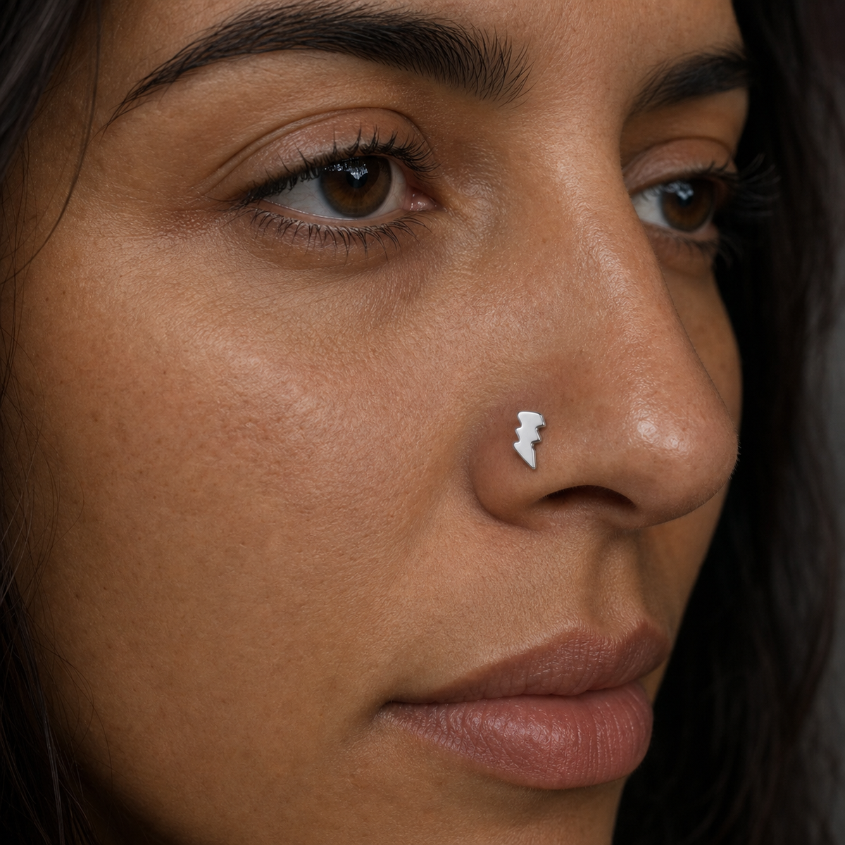 [TOPOSH-ROLE-ORDER-CLEANUP-20260717-BATCH10:TP-NS-L-SIL-20G7-PLN-122:04] Lightning Bolt Titanium L-Bend Nose Stud – Silver | 04_model_asian