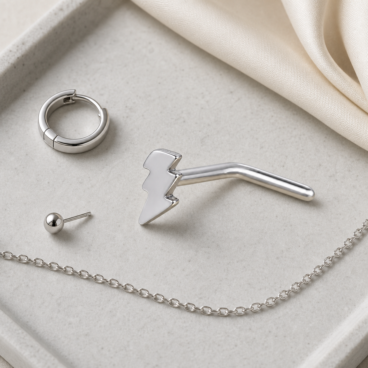 [TOPOSH-ROLE-ORDER-CLEANUP-20260717-BATCH10:TP-NS-L-SIL-20G7-PLN-122:06] Lightning Bolt Titanium L-Bend Nose Stud – Silver | 06_accessory_flatlay