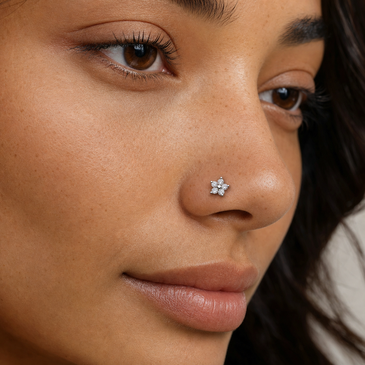 [TOPOSH-ROLE-ORDER-CLEANUP-20260717-BATCH09:TP-NS-L-WG-20G6.5X5-CLCZ-065:04] Clear CZ Titanium L-Bend Nose Stud – White Gold | 04_model_asian