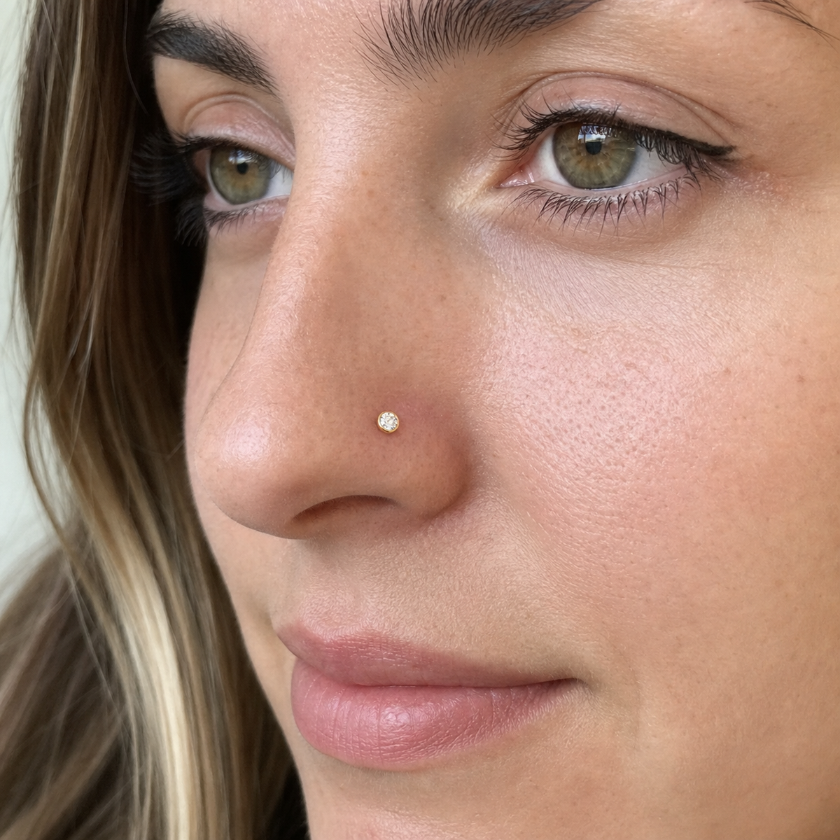 [TOPOSH-ROLE-ORDER-CLEANUP-20260717-BATCH14:TP-NS-S-GD-18G6-T3-CLCZ-034:02] Clear CZ Titanium Nose Screw – Gold, 6+3mm | 02_model_white