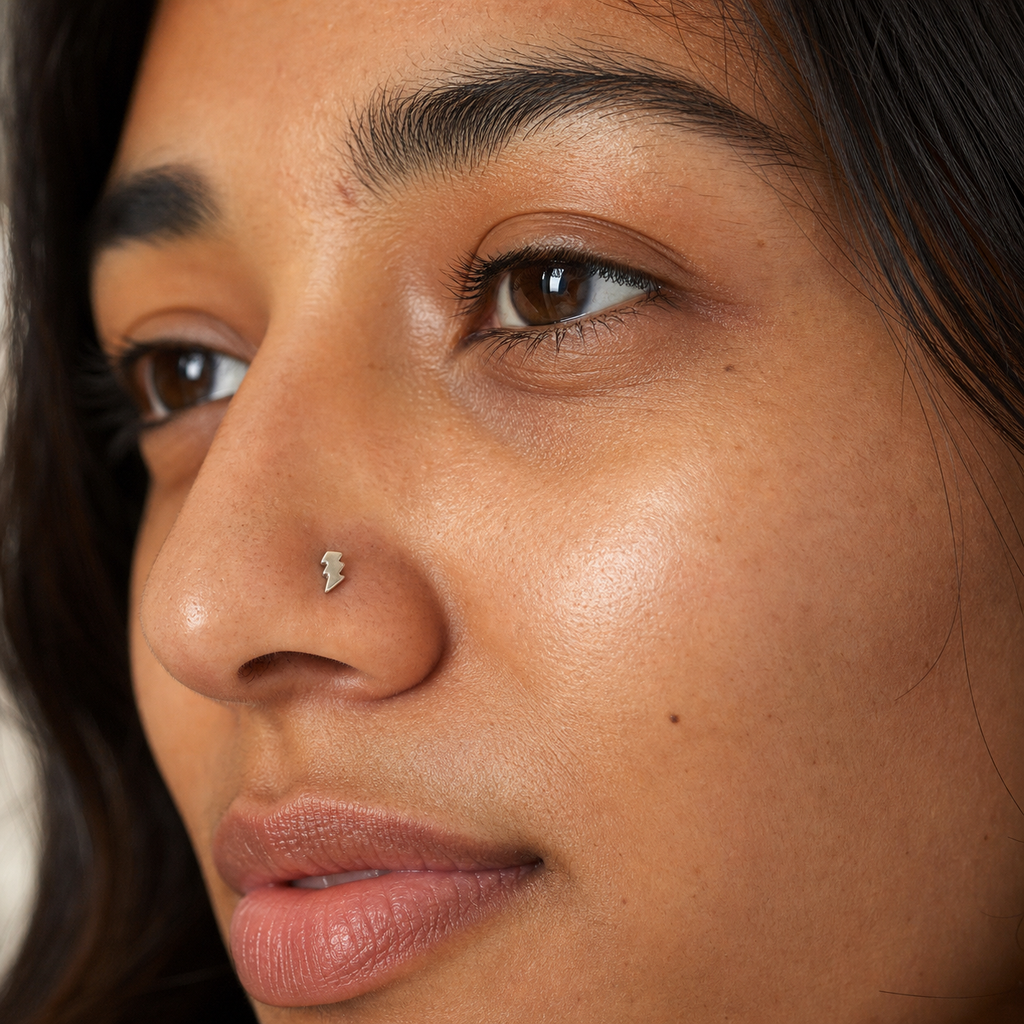 [TOPOSH-ROLE-ORDER-CLEANUP-20260717-BATCH15:TP-NS-S-SIL-0.8-PLN-062:04] Lightning Bolt Titanium Nose Screw – Silver | 04_model_asian