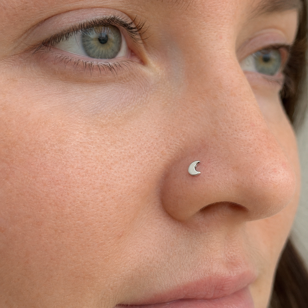 [TOPOSH-ROLE-ORDER-CLEANUP-20260717-BATCH14:TP-NS-SIL-0.8-PLN-042:02] Crescent Titanium Nose Screw – Silver | 02_model_white