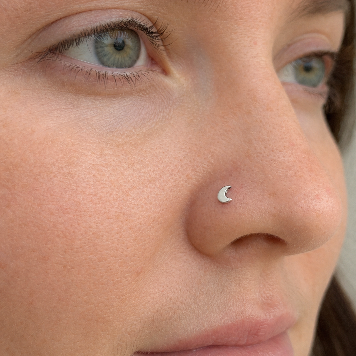 [TOPOSH-ROLE-ORDER-CLEANUP-20260717-BATCH14:TP-NS-SIL-0.8-PLN-042:02] Crescent Titanium Nose Screw – Silver | 02_model_white