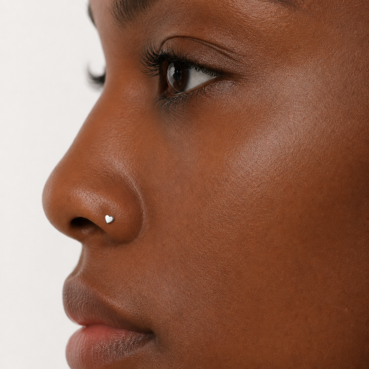 [TOPOSH-ROLE-ORDER-CLEANUP-20260717-BATCH12:TP-NS-WG-20G6-PLN-025:03] Heart Titanium Nose Hoop – White Gold | 03_model_black