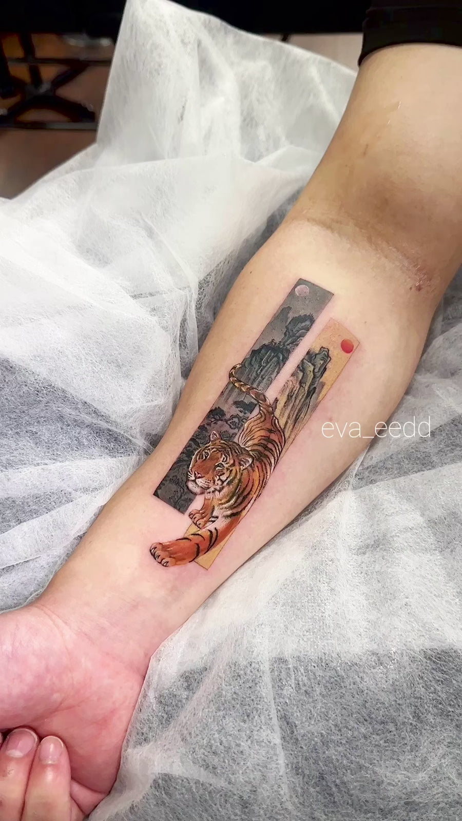 Eva Liu tattoo source video - fine-line 08