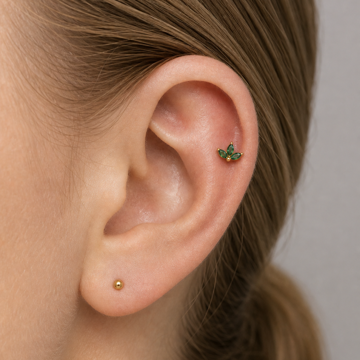 Implant Grade Titanium - Flat Back - Gold - Emerald - 16G (1.2 x 8+4 mm) - model wear view