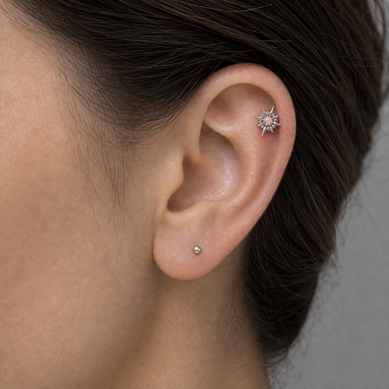 Implant Grade Titanium - Flat Back - Silver - Light Blue - 16G (1.2 x 6+4 mm) - model wear view