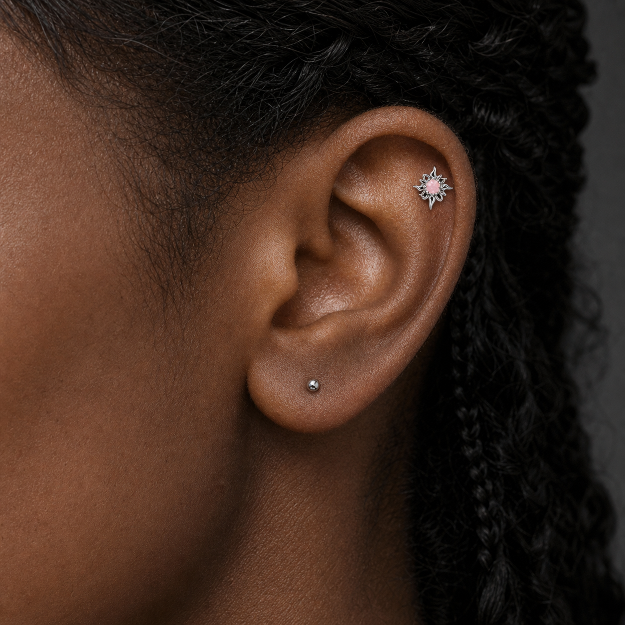 Implant Grade Titanium - Flat Back - Silver - Light Blue - 16G (1.2 x 6+4 mm) - model wear view
