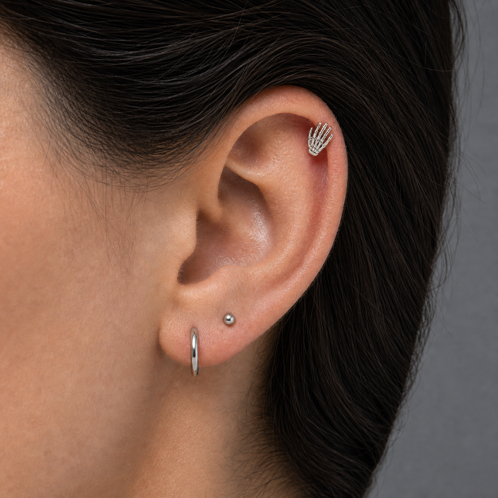Implant Grade Titanium - Flat Back - Silver - 16G (1.2 x 6+4 mm) - model wear view