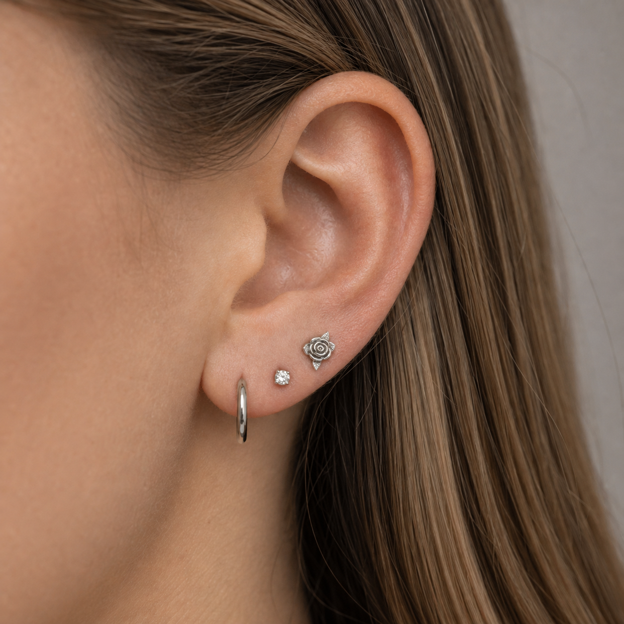 Implant Grade Titanium - Flat Back - Silver - 16G (1.2 x 6+4 mm) - model wear view