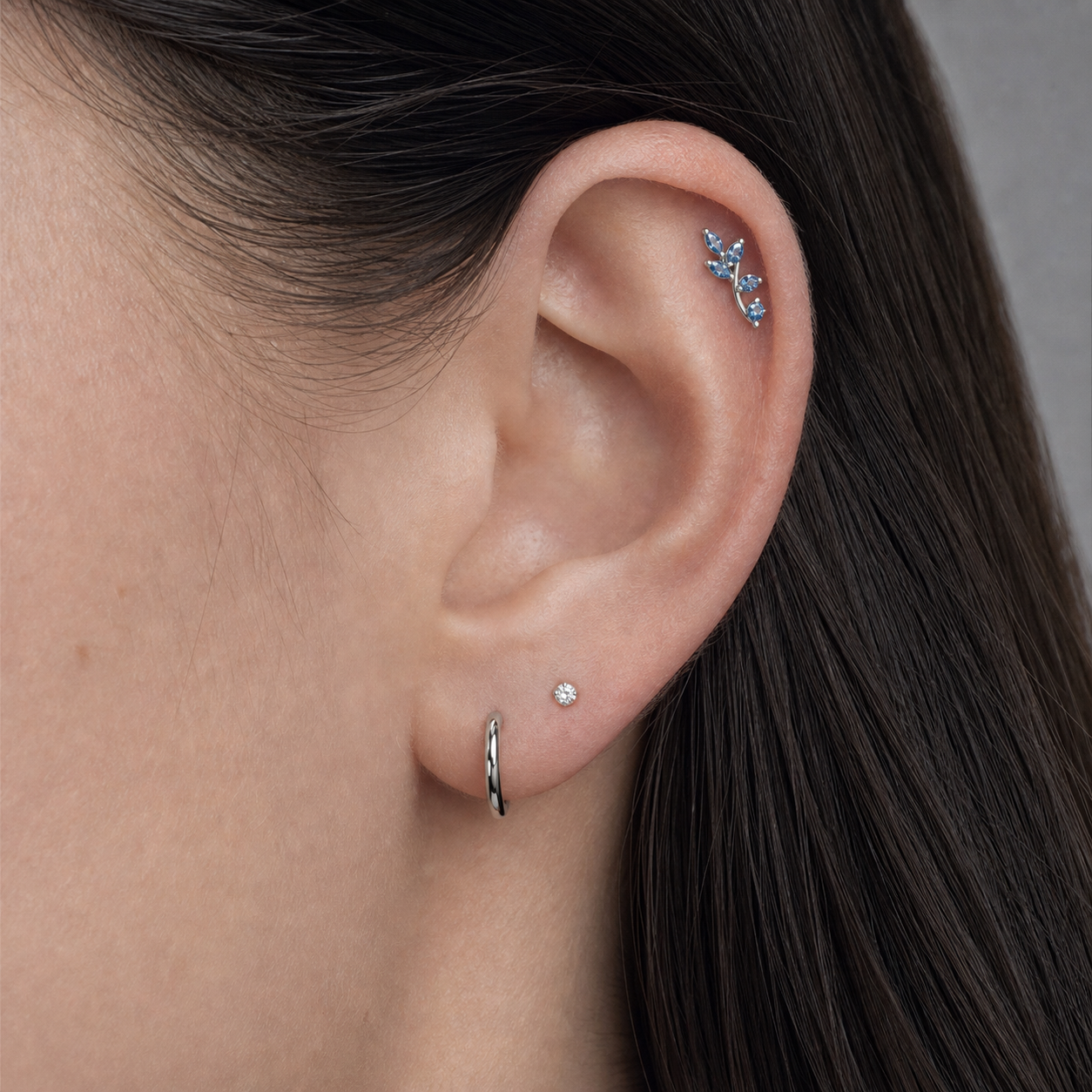 Implant Grade Titanium - Flat Back - Silver - ABCZ - 16G (1.2 x 8+4 mm) - model wear view