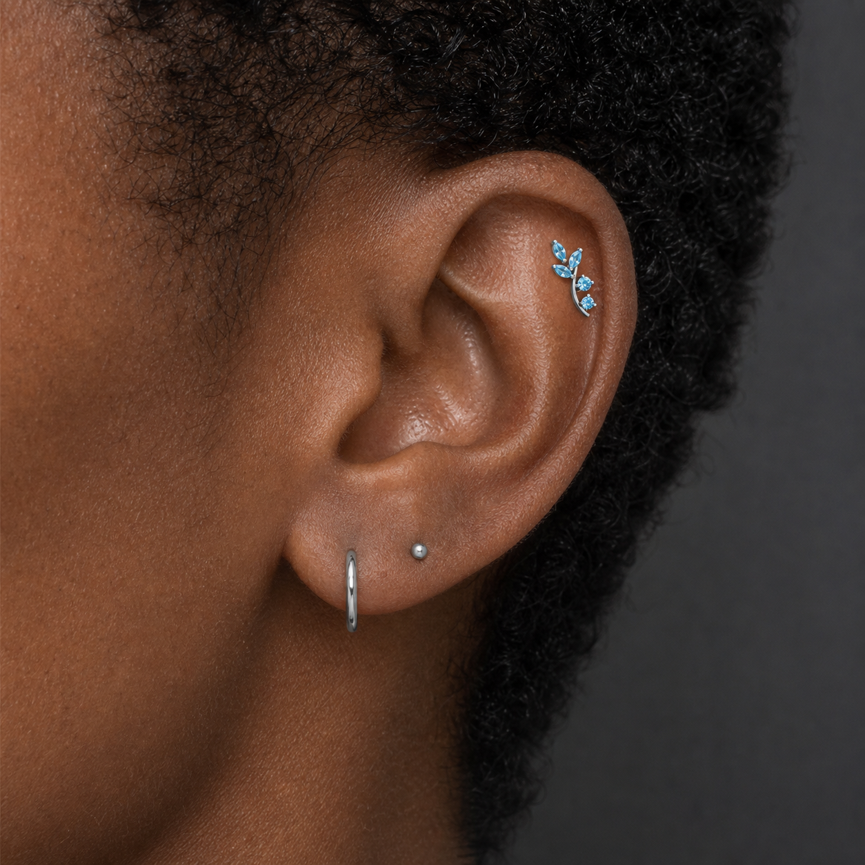 Implant Grade Titanium - Flat Back - Silver - ABCZ - 16G (1.2 x 8+4 mm) - model wear view