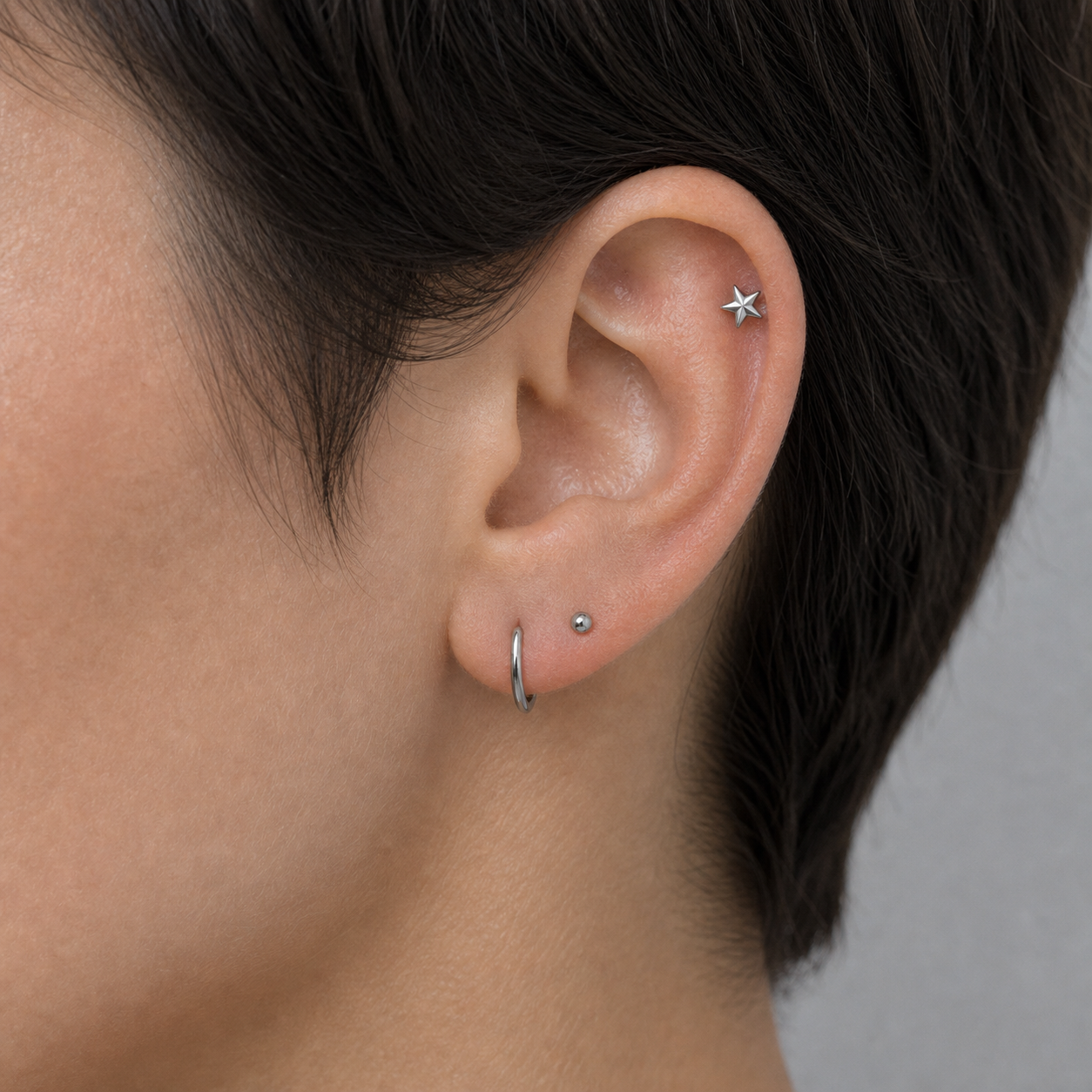 Implant Grade Titanium - Flat Back - Silver - 16G (1.2 x 6+4 mm) - model wear view