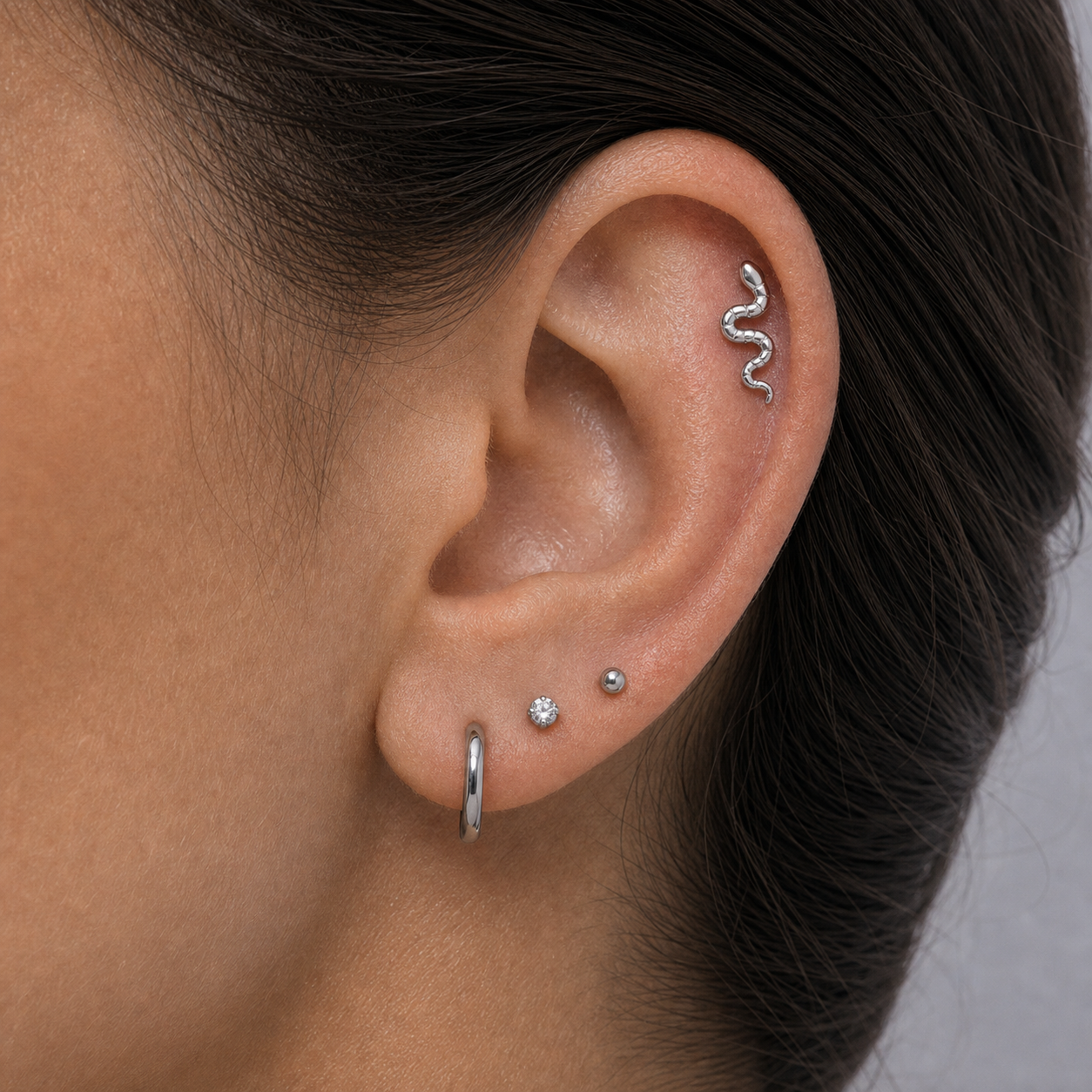 Implant Grade Titanium - Flat Back - Silver - 16G (1.2 x 8+4 mm) - model wear view