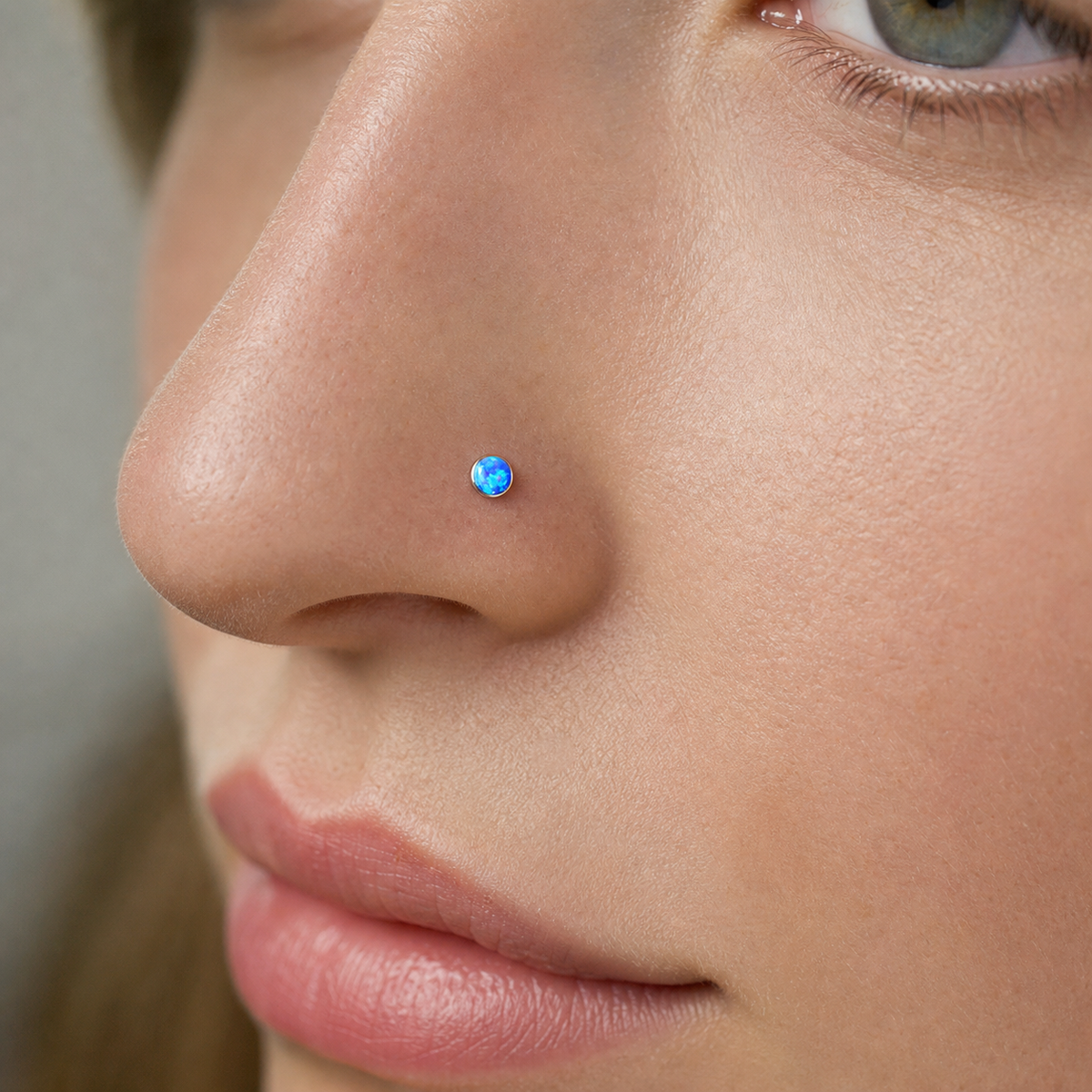 [TOPOSH-LEGACY-LAYOUT-REPAIR-20260717-LEGACY17:TP-NS-L-SIL-20G6-T2.5-OP05-022:02] Blue Opal Titanium L-Bend Nose Stud – Silver, 6+2.5mm | 02_model_white