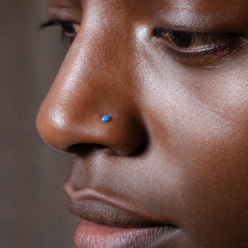 [TOPOSH-LEGACY-LAYOUT-REPAIR-20260717-LEGACY17:TP-NS-L-SIL-20G6-T2.5-OP05-022:03] Blue Opal Titanium L-Bend Nose Stud – Silver, 6+2.5mm | 03_model_black