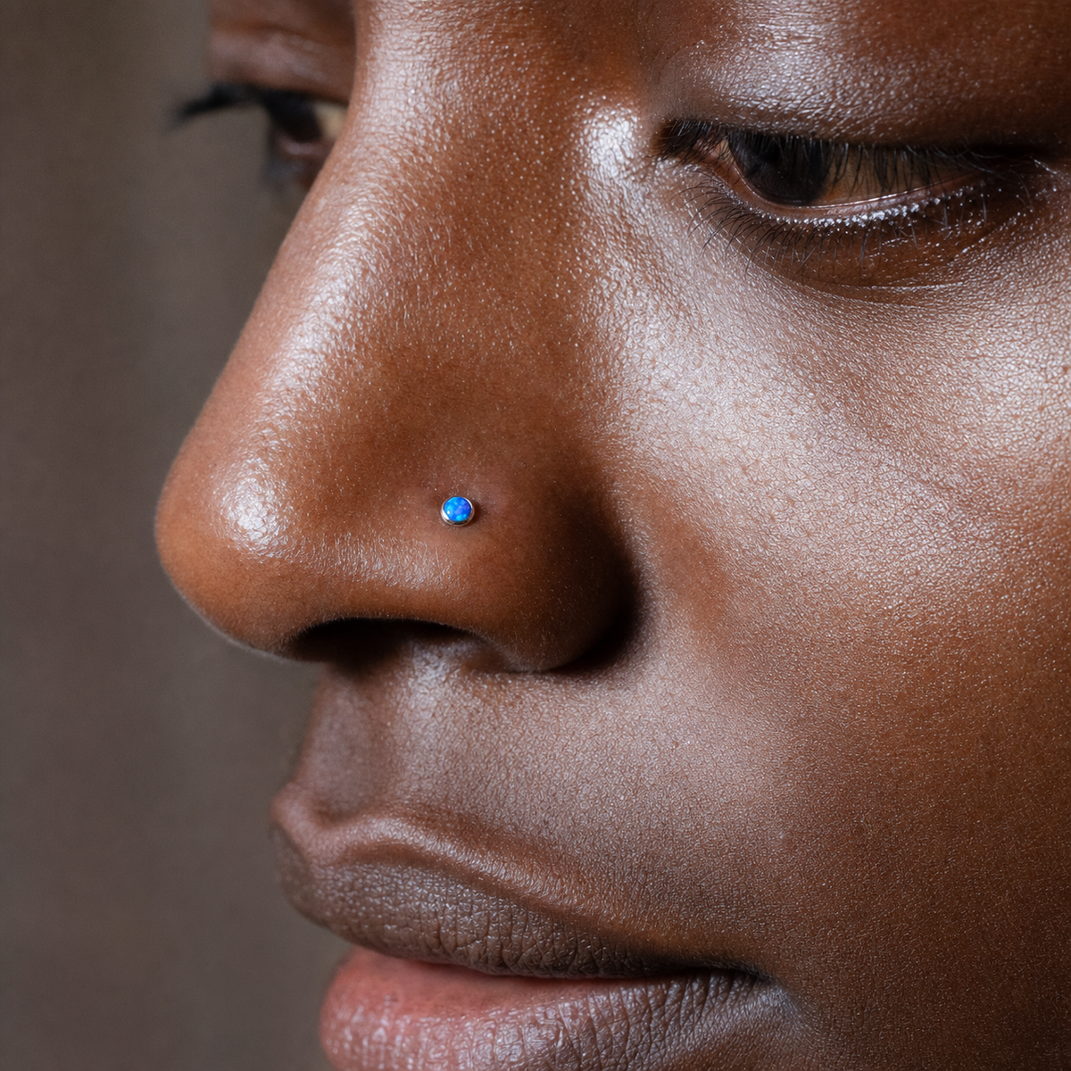 [TOPOSH-LEGACY-LAYOUT-REPAIR-20260717-LEGACY17:TP-NS-L-SIL-20G6-T2.5-OP05-022:03] Blue Opal Titanium L-Bend Nose Stud – Silver, 6+2.5mm | 03_model_black