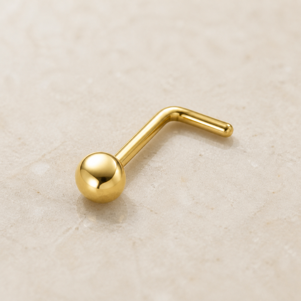 [TOPOSH-LEGACY-LAYOUT-REPAIR-20260717-LEGACY17:TP-NS-L-GD-20G7-PLN-828:06] Dome Titanium L-Bend Nose Stud – Gold | 06_accessory_flatlay