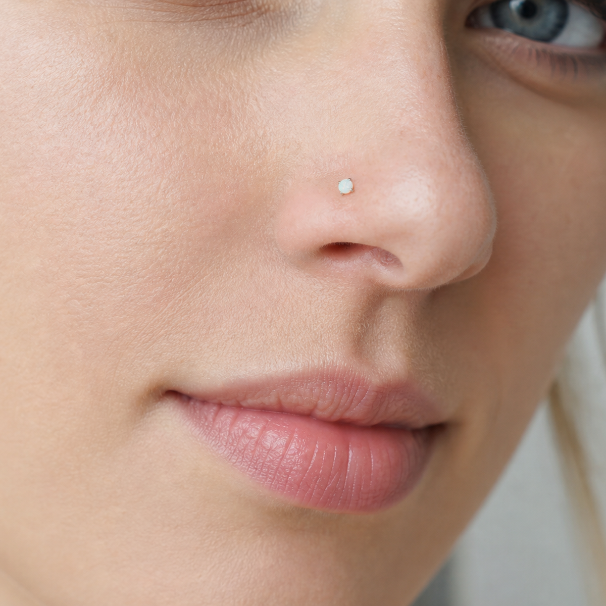 [TOPOSH-LEGACY-LAYOUT-REPAIR-20260717-LEGACY18:TP-NS-L-SIL-20G7-T2-SW234-017:02] White Opal Titanium L-Bend Nose Stud – Silver, 7+2mm | 02_model_white