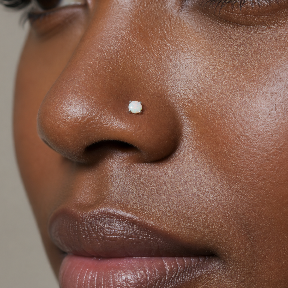 [TOPOSH-LEGACY-LAYOUT-REPAIR-20260717-LEGACY18:TP-NS-L-SIL-20G7-T2-SW234-017:03] White Opal Titanium L-Bend Nose Stud – Silver, 7+2mm | 03_model_black