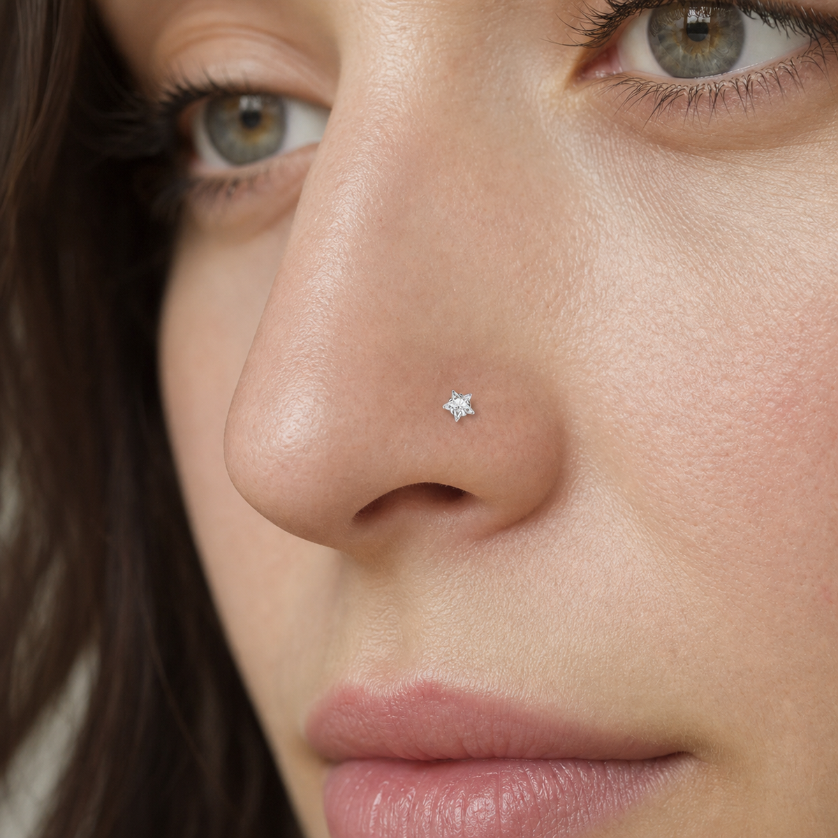 [TOPOSH-LEGACY-LAYOUT-REPAIR-20260717-LEGACY17:TP-NS-L-SIL-0.8-3-CLCZ-032:02] Clear CZ Titanium L-Bend Nose Stud – Silver, 0.8+3mm | 02_model_white