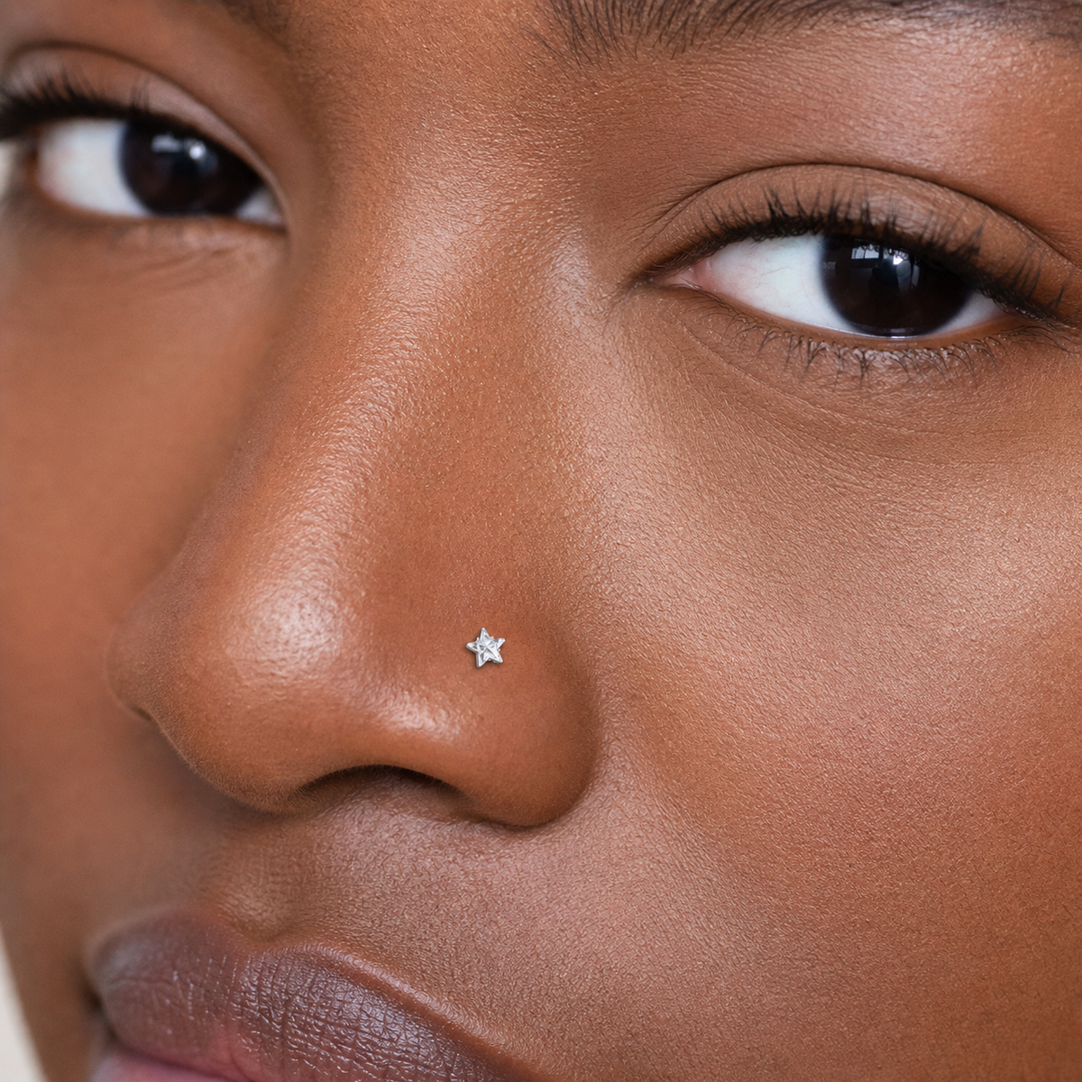[TOPOSH-LEGACY-LAYOUT-REPAIR-20260717-LEGACY17:TP-NS-L-SIL-0.8-3-CLCZ-032:03] Clear CZ Titanium L-Bend Nose Stud – Silver, 0.8+3mm | 03_model_black